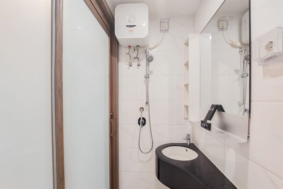 Shower, free toiletries, towels, shampoo