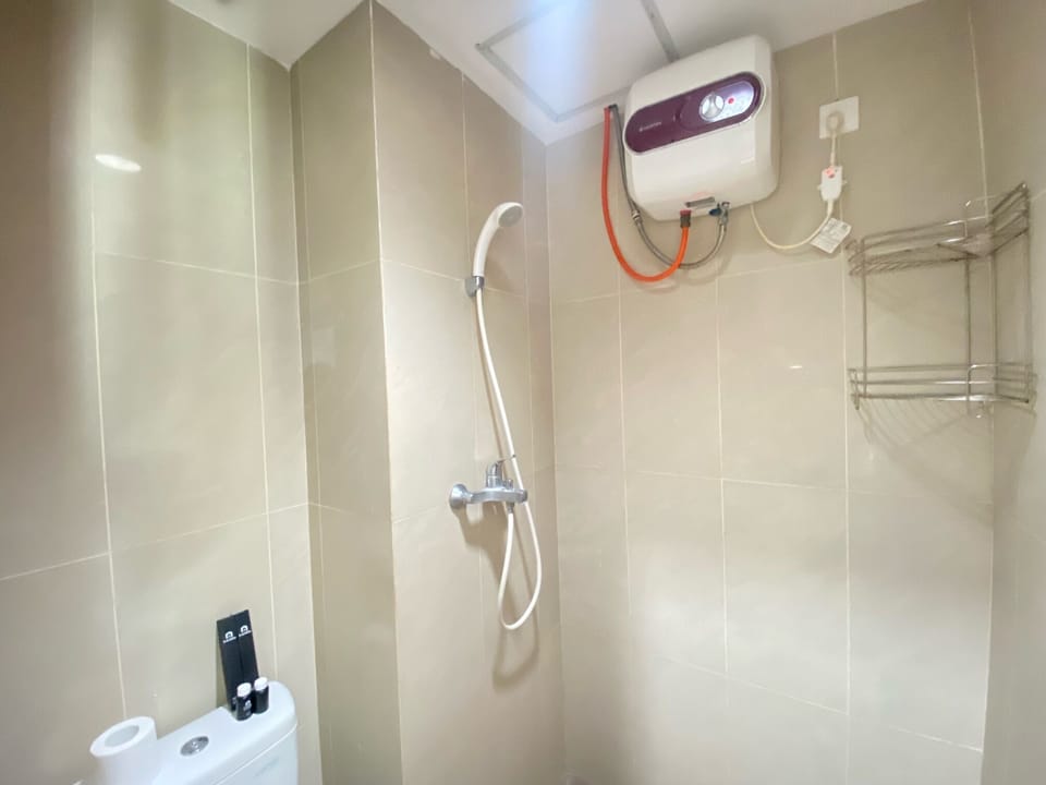 Shower, free toiletries, towels