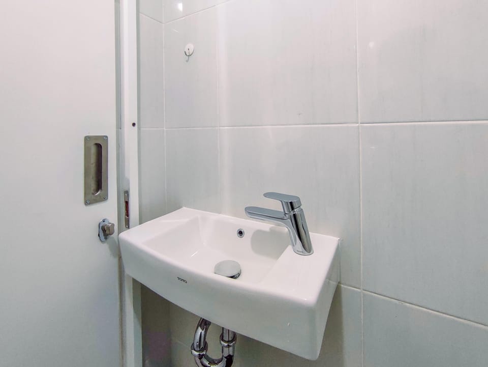 Shower, free toiletries, towels, shampoo