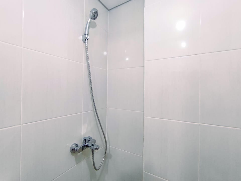 Shower, free toiletries, towels, shampoo