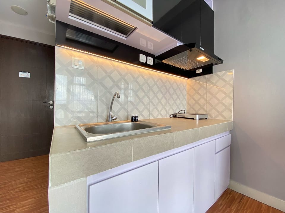 Fridge, stovetop, cookware/dishes/utensils, dining tables