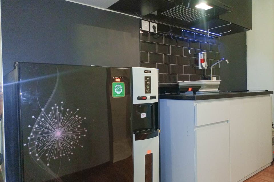 Fridge, stovetop, cookware/dishes/utensils, dining table