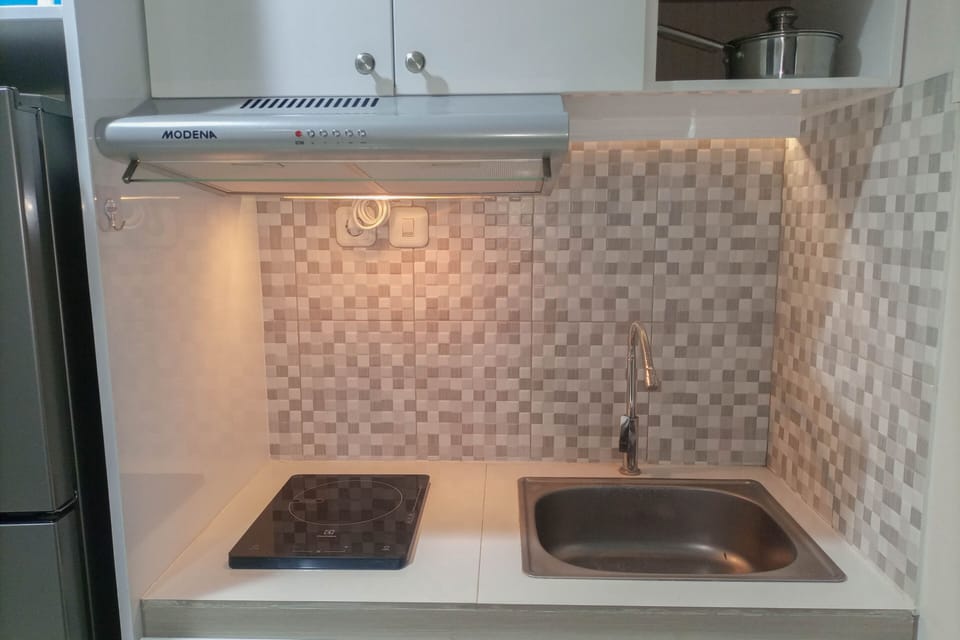 Fridge, stovetop, cookware/dishes/utensils, dining table