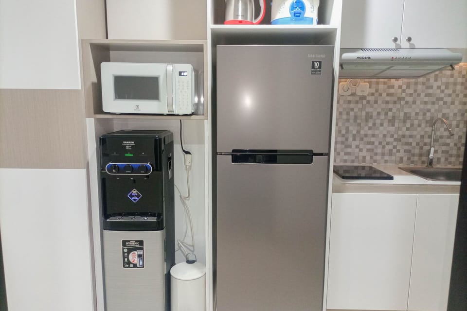 Fridge, stovetop, cookware/dishes/utensils, dining table