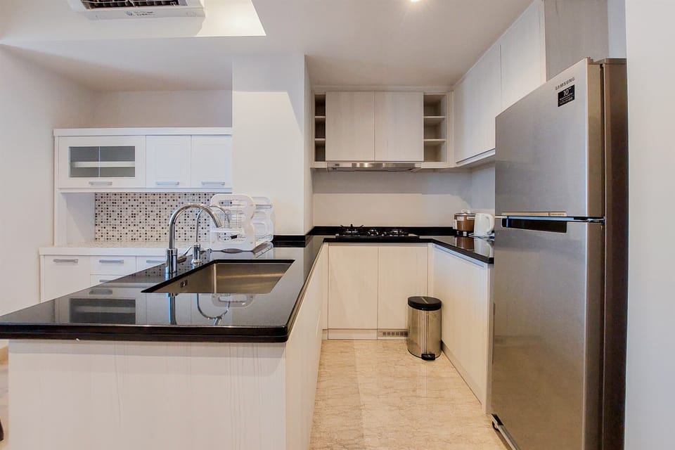 Fridge, stovetop, electric kettle, cookware/dishes/utensils