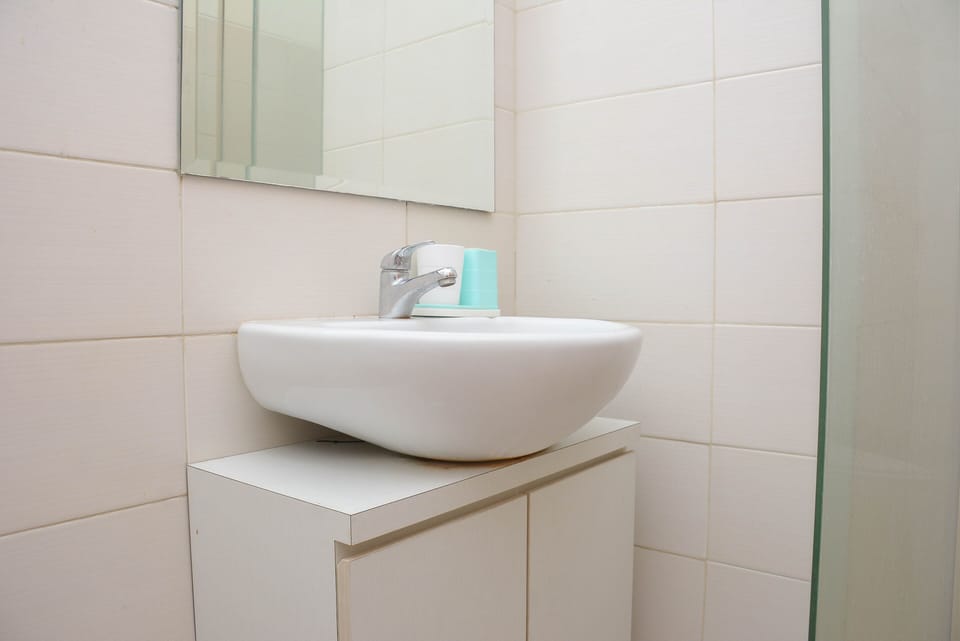 Shower, free toiletries, towels