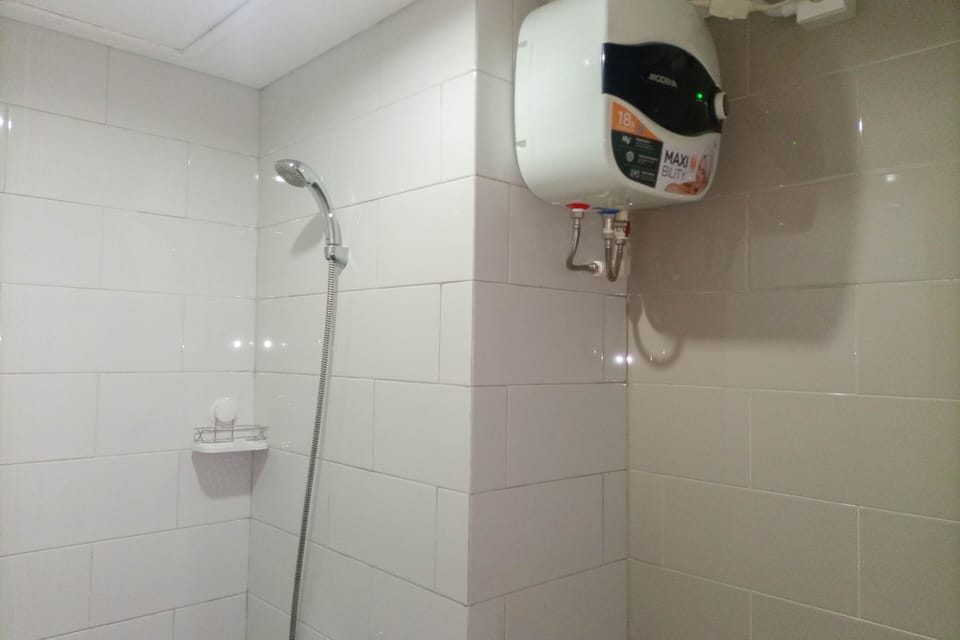 Shower, free toiletries, towels