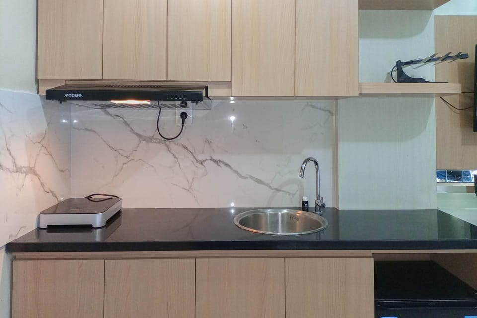 Fridge, stovetop, cookware/dishes/utensils, dining table