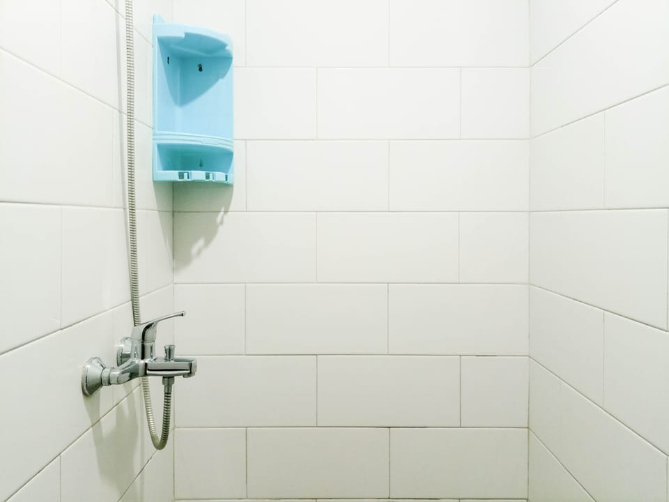 Shower, free toiletries, towels