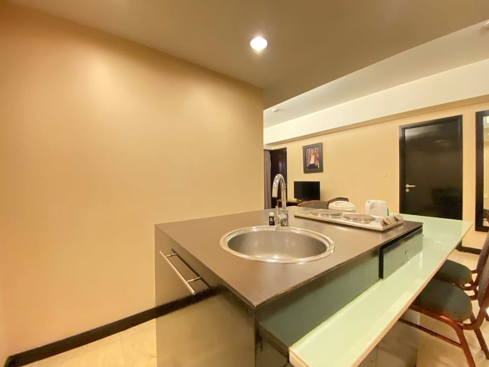 Fridge, stovetop, cookware/dishes/utensils, dining tables