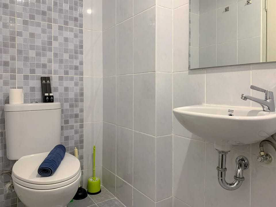 Shower, free toiletries, towels