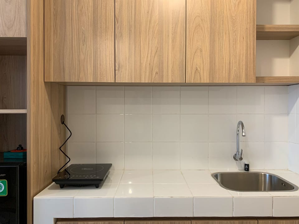Fridge, stovetop, cookware/dishes/utensils, dining tables