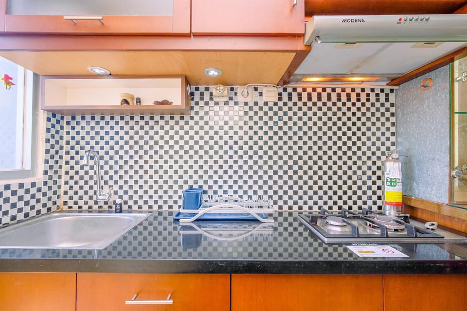 Fridge, stovetop, cookware/dishes/utensils, dining tables