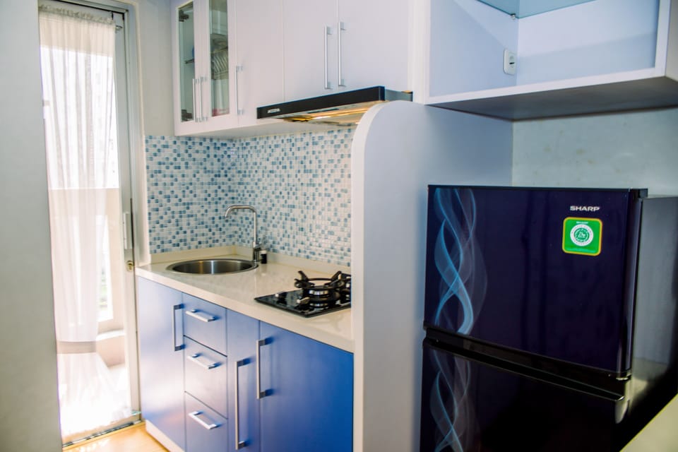 Fridge, stovetop, cookware/dishes/utensils, dining tables