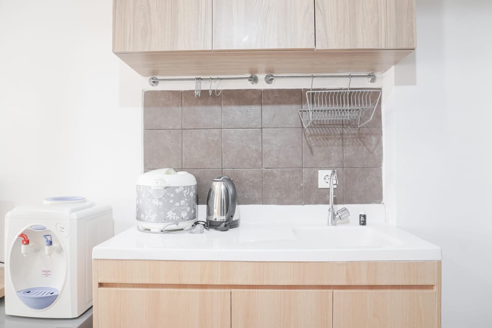 Fridge, stovetop, cookware/dishes/utensils, dining tables