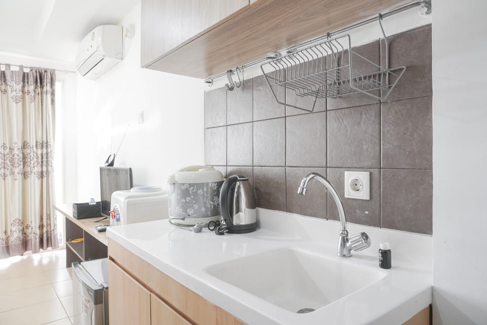Fridge, stovetop, cookware/dishes/utensils, dining tables