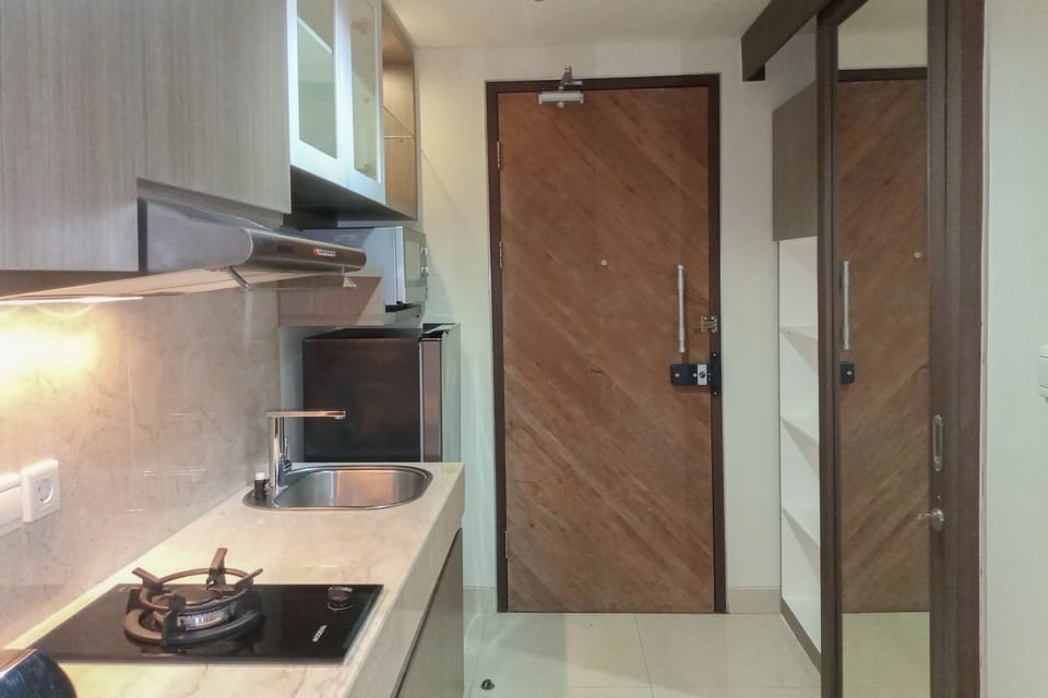 Fridge, stovetop, cookware/dishes/utensils, dining table