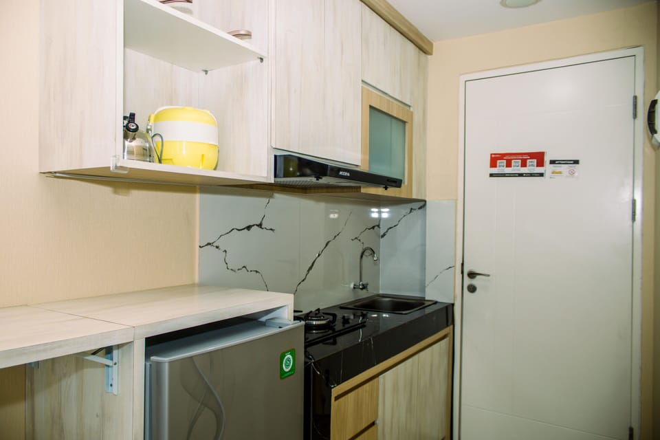 Fridge, stovetop, cookware/dishes/utensils, dining tables
