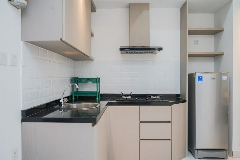 Fridge, stovetop, cookware/dishes/utensils, dining tables