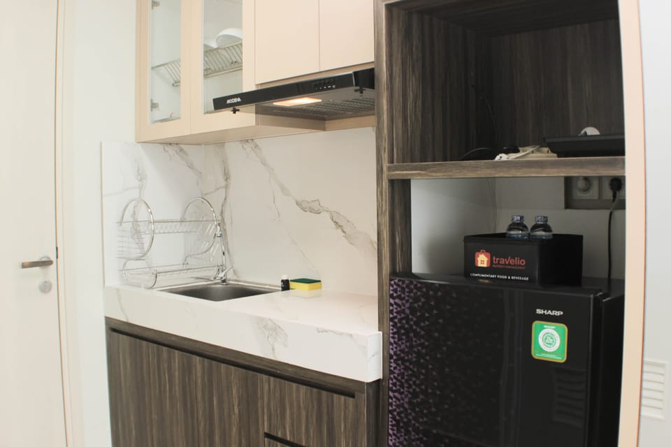 Fridge, stovetop, cookware/dishes/utensils, dining tables