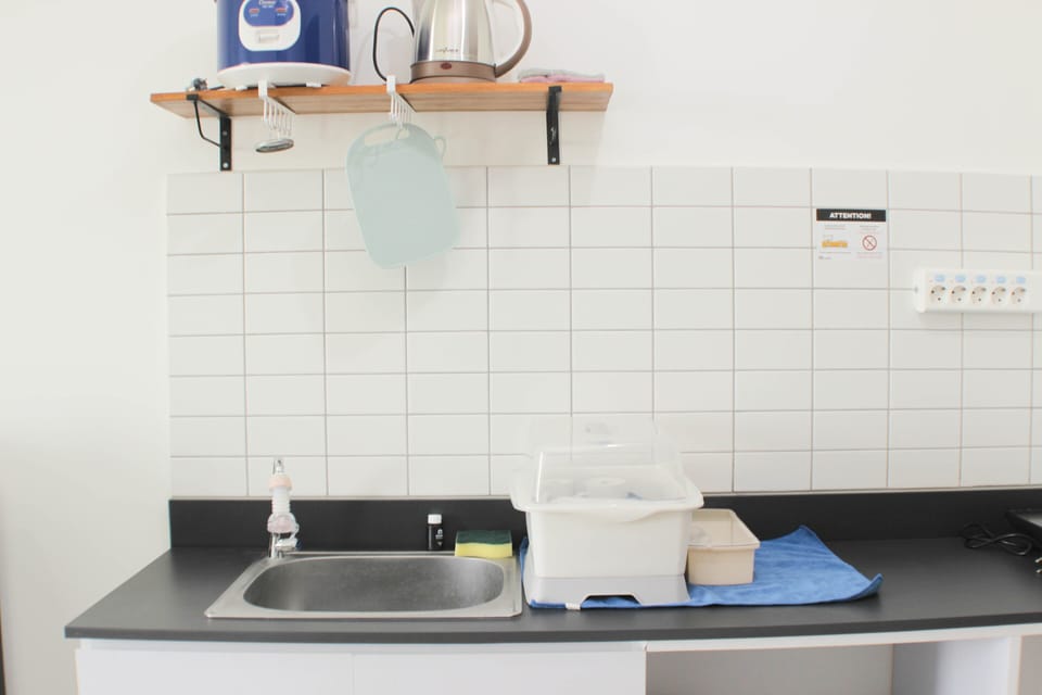 Fridge, stovetop, cookware/dishes/utensils, dining table