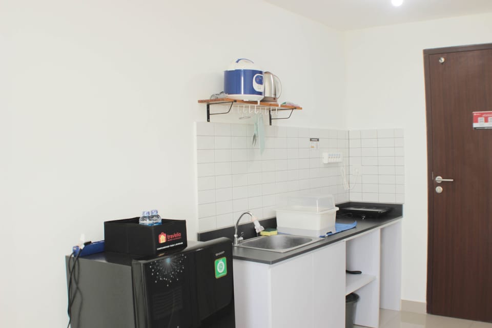 Fridge, stovetop, cookware/dishes/utensils, dining table