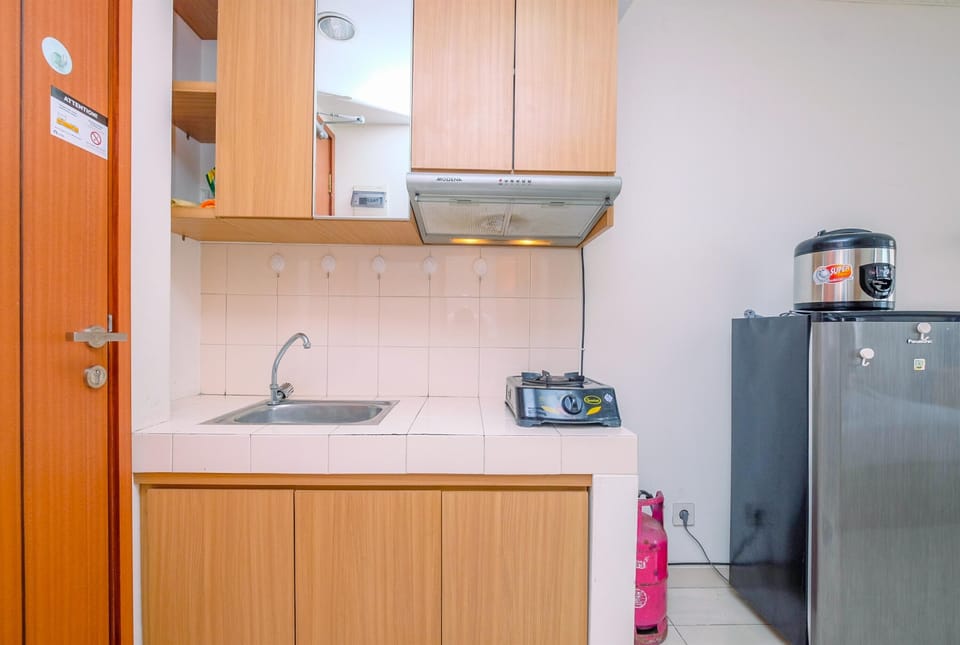 Fridge, stovetop, cookware/dishes/utensils, dining tables