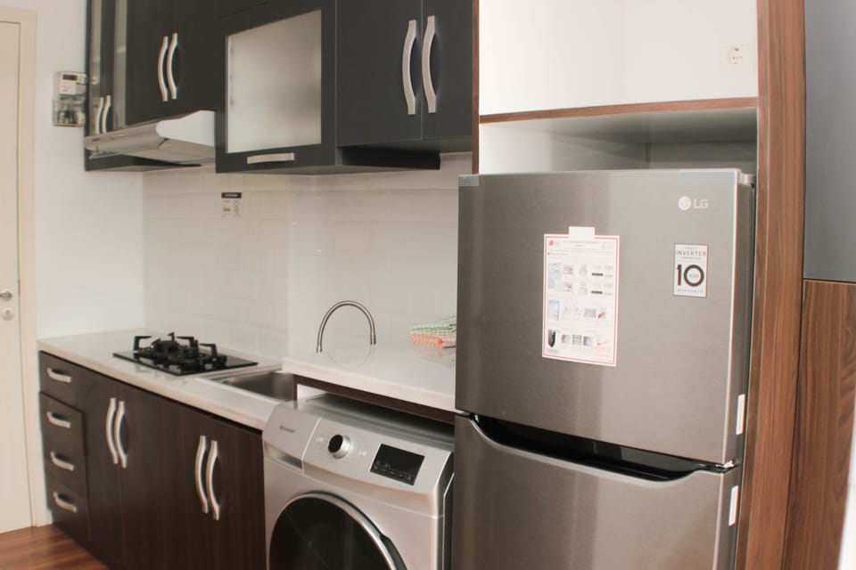 Fridge, stovetop, cookware/dishes/utensils, dining tables