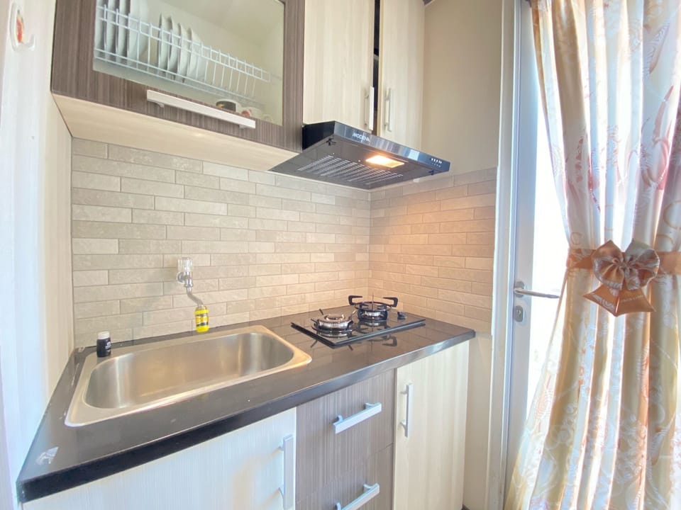 Fridge, stovetop, cookware/dishes/utensils, dining tables