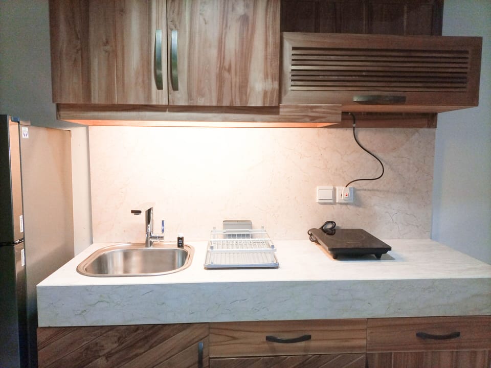 Fridge, stovetop, cookware/dishes/utensils, dining table