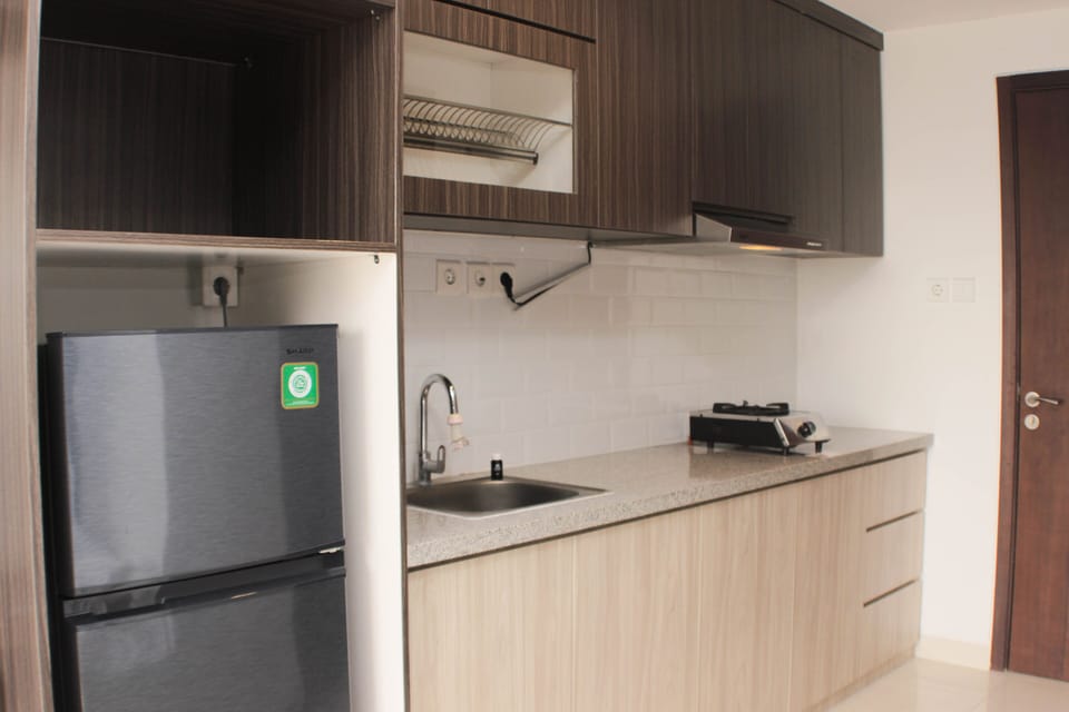 Fridge, stovetop, cookware/dishes/utensils, dining tables
