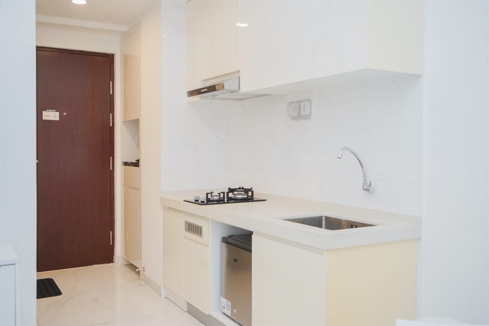 Fridge, stovetop, cookware/dishes/utensils, dining tables