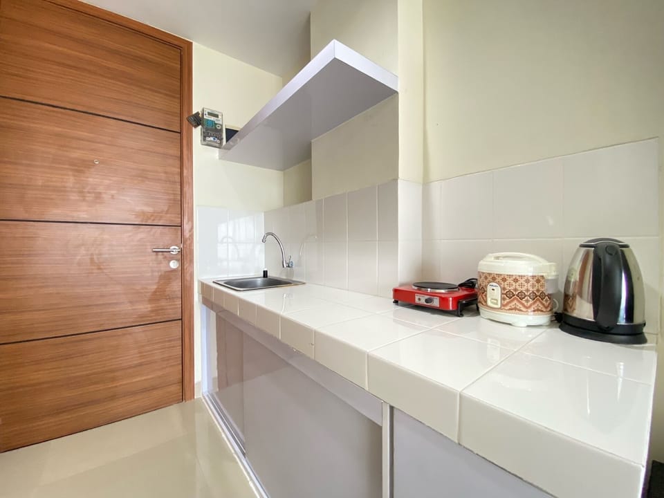 Fridge, stovetop, cookware/dishes/utensils, dining tables