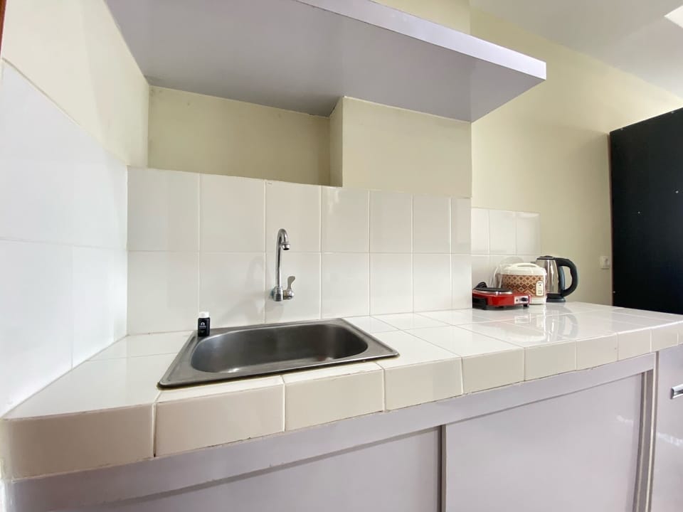Fridge, stovetop, cookware/dishes/utensils, dining tables