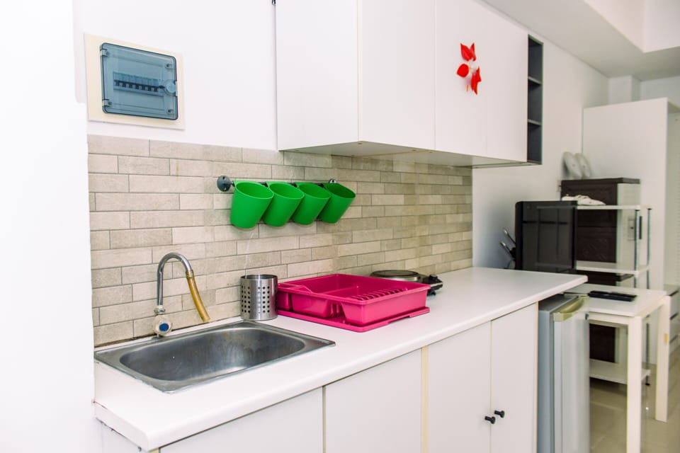 Fridge, stovetop, cookware/dishes/utensils, dining tables