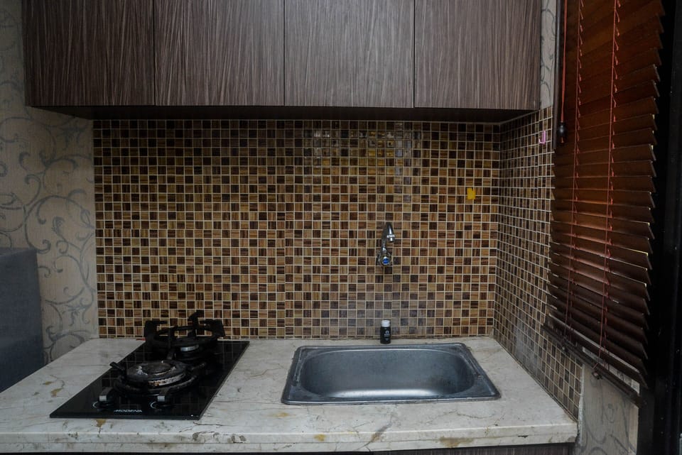 Fridge, stovetop, cookware/dishes/utensils, dining tables