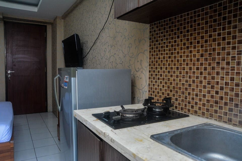 Fridge, stovetop, cookware/dishes/utensils, dining tables