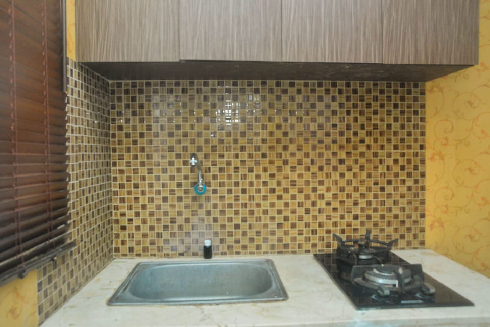 Fridge, stovetop, cookware/dishes/utensils, dining tables