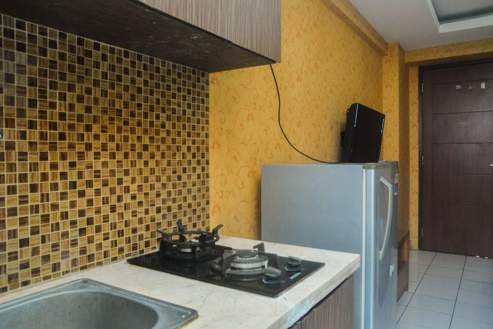 Fridge, stovetop, cookware/dishes/utensils, dining tables