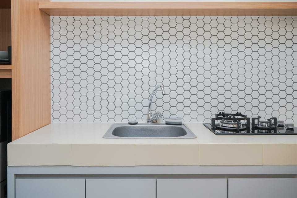 Fridge, stovetop, cookware/dishes/utensils, dining tables