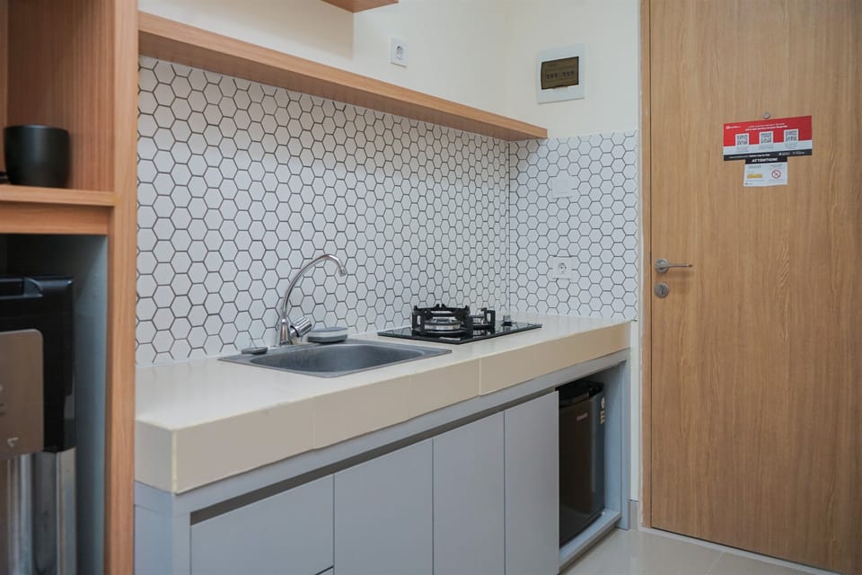 Fridge, stovetop, cookware/dishes/utensils, dining tables