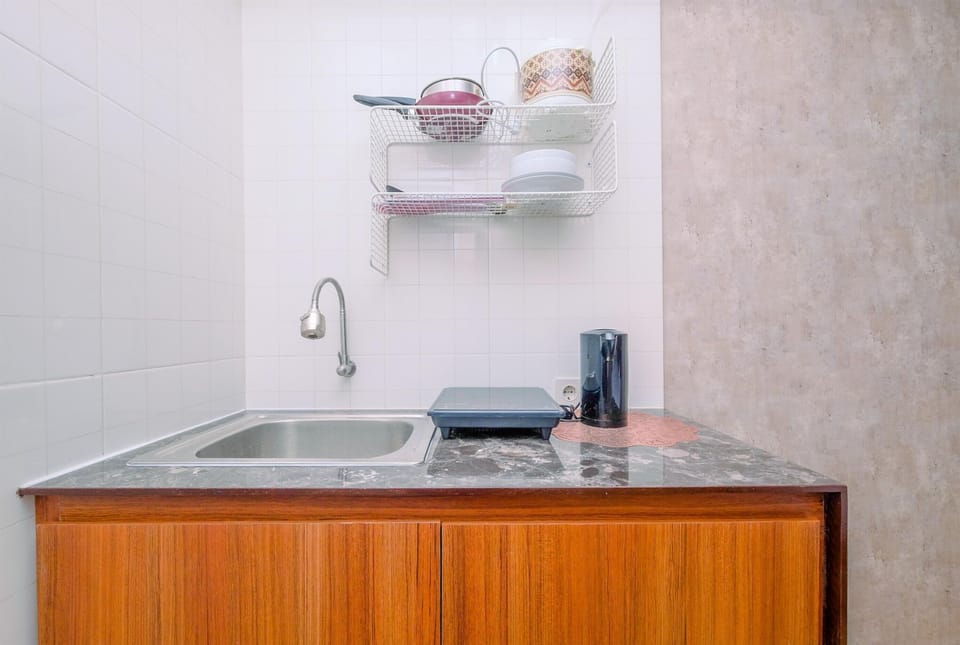 Fridge, stovetop, cookware/dishes/utensils, dining tables