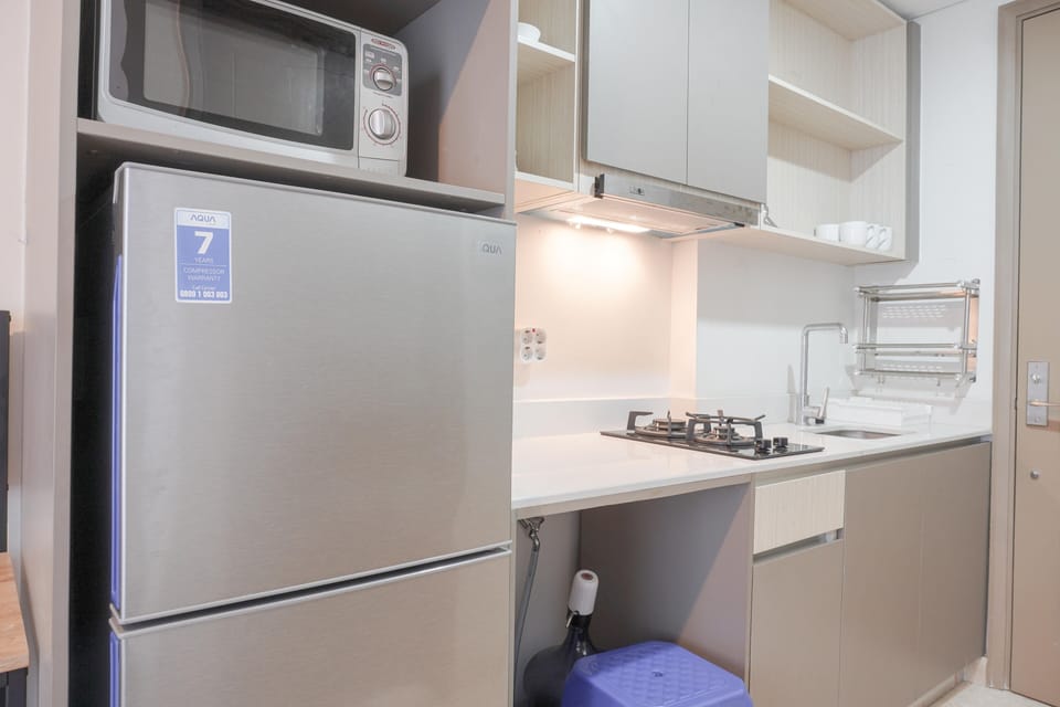 Fridge, stovetop, cookware/dishes/utensils, dining tables