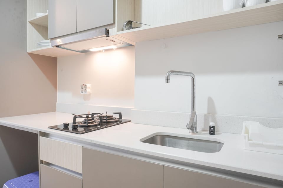 Fridge, stovetop, cookware/dishes/utensils, dining tables