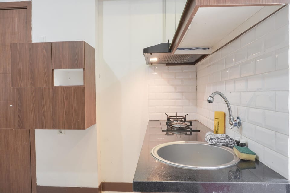 Fridge, stovetop, cookware/dishes/utensils, dining tables