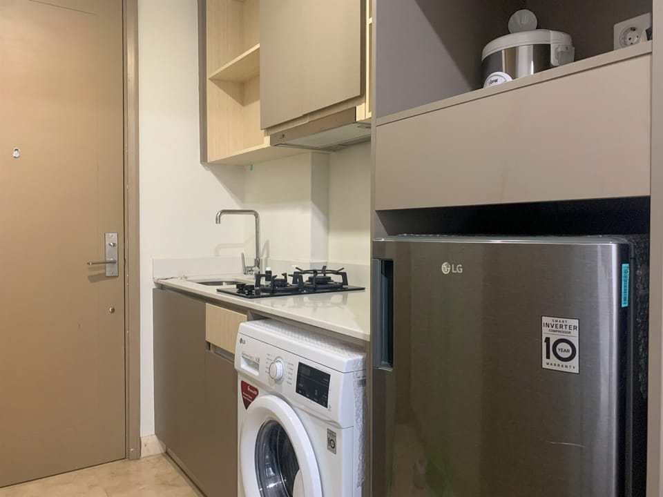 Fridge, stovetop, cookware/dishes/utensils, dining tables