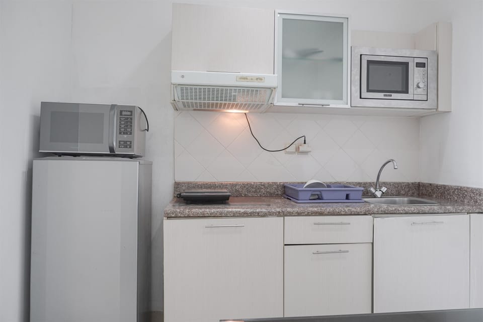 Fridge, stovetop, cookware/dishes/utensils, dining tables