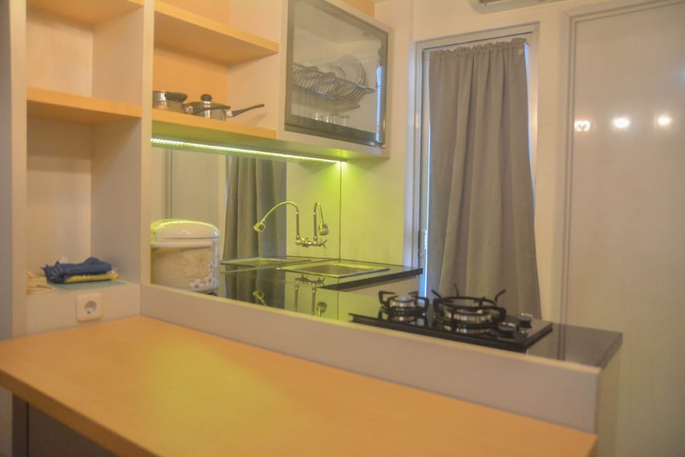 Fridge, stovetop, cookware/dishes/utensils, dining tables