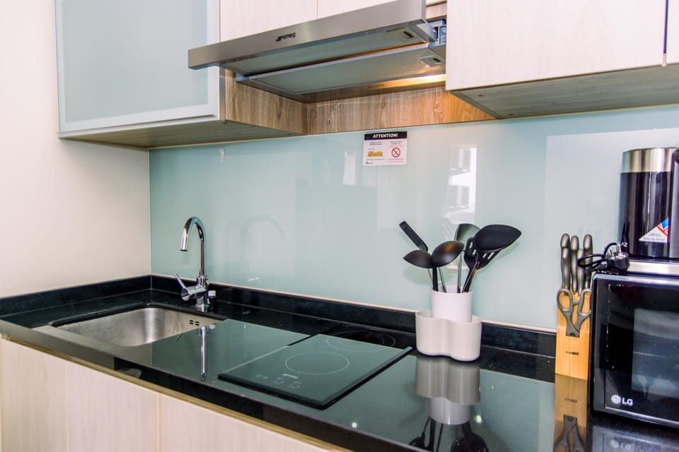 Fridge, microwave, stovetop, cookware/dishes/utensils