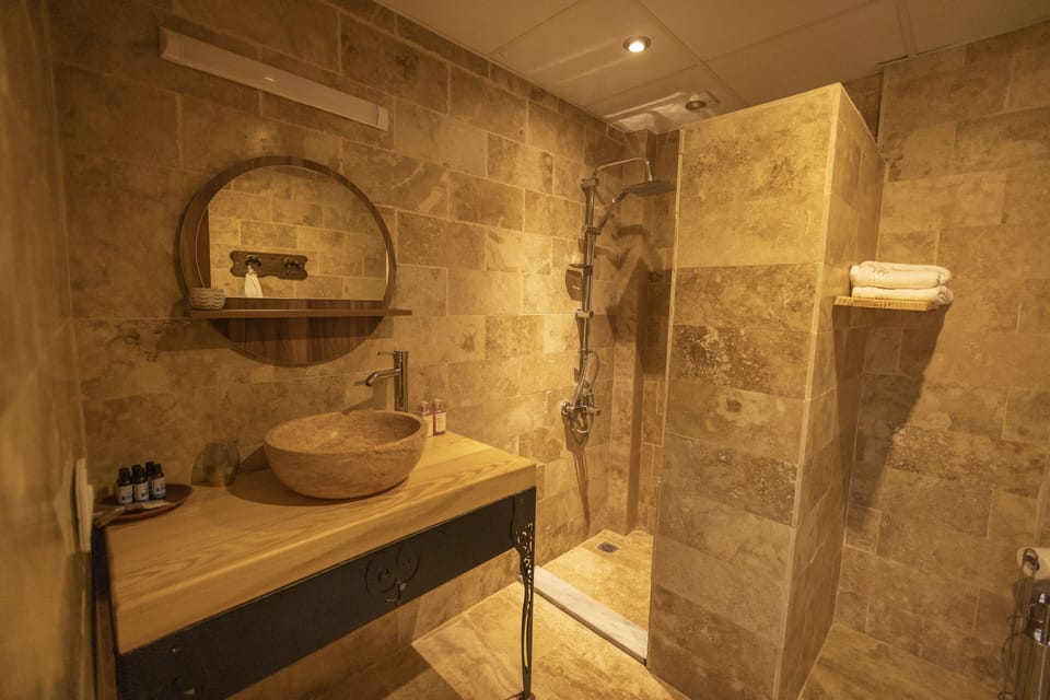 Royal Suite With Jacuzzi | Bathroom | Shower, rainfall showerhead, free toiletries, hair dryer